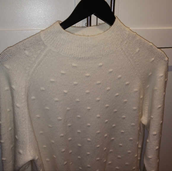 New Cozy White Ball Knit Sweater - Picture 4 of 6